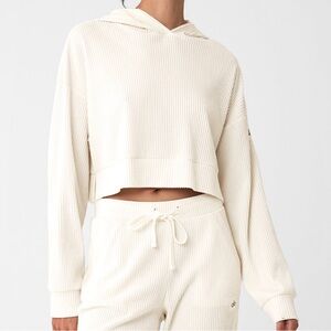 Alo Yoga Muse set in Ivory